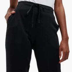 On Women’s Sweat Pants (Black) -Nike Store 1466A424 CADE 428F 9CB2 95861293EF36