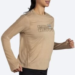 BROOKS Women's Distance Graphic Long Sleeve (277 - Heather Oatmeal/Run Happy) -Nike Store 221599 277 mv distance graphic womens long sleeve running shirt