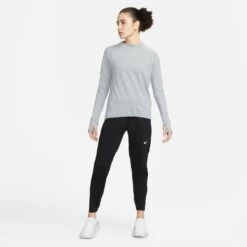 Nike Women's Therma-FIT Element Running Crew (073 - Particle Grey/Reflective Silver) -Nike Store EFD0CA3B 95D0 4F14 9E42 5D3319BA67A6