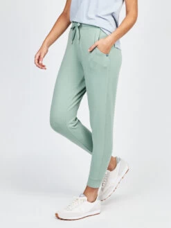 Women's Varsity Jogger W (317 - SAGE) -Nike Store Tasc SS 2022 63021 32d75f4f e556 4e8f a316 73c6e440772c